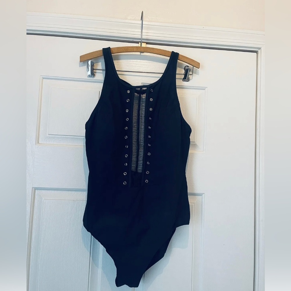 Amoreissa Miraclesuit black swim size 8